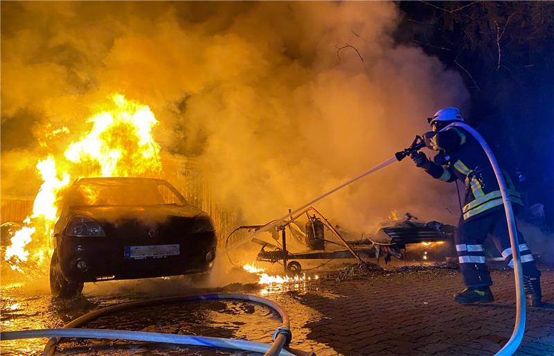 Auf dem Grundstück an der Mittelstraße schlagen Flammen aus einem Renault. Foto: Feuerwehr Goslar