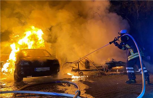 Auf dem Grundstück an der Mittelstraße schlagen Flammen aus einem Renault. Foto: Feuerwehr Goslar