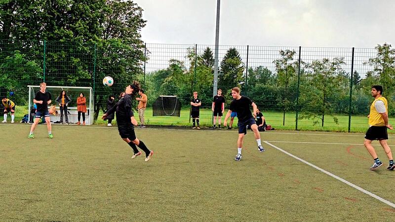Sommersportfest der TU Clausthal macht der EM Konkurrenz Auf dem Hartplatz der TU geben die Fußballmannschaften alles.