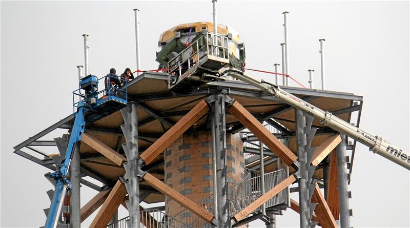 Eröffnungstermin für Harzturm auf Torfhaus weiter ungewiss Auf dem Harzturm in Torfhaus ist die oberste Etage inzwischen installiert worden. Mit Hebebühnen werden die Arbeiter per Kran in die luftige Höhe von 60 Metern gebracht. Mit dem Bau des Aussichtsturms wurde im Mai 2021 begonnen, der geplante Eröffnungstermin musste mehrfach verschoben werden. Bund und Land fördern das Millionenprojekt mit 1,4 Millionen Euro. Foto: Nachtweyh