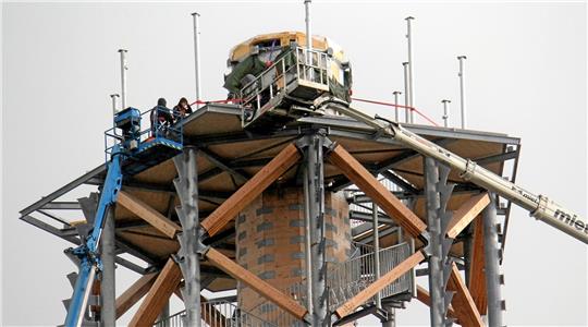 Auf dem Harzturm in Torfhaus ist die oberste Etage inzwischen installiert worden. Mit Hebebühnen werden die Arbeiter per Kran in die luftige Höhe von 60 Metern gebracht. Mit dem Bau des Aussichtsturms wurde im Mai 2021 begonnen, der geplante Eröffnungstermin musste mehrfach verschoben werden. Bund und Land fördern das Millionenprojekt mit 1,4 Millionen Euro. Foto: Nachtweyh