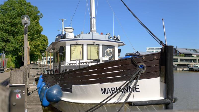 Auf dem Hausboot „Marianne“ wohnt in der Krimireihe einer der Polizisten. 