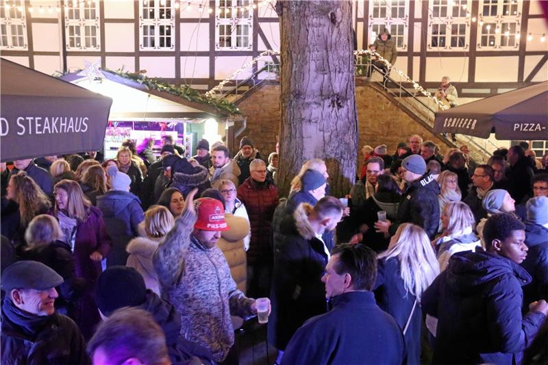 Auf dem Hinterhof des „Schiefer“ ist die Tanzfläche auch vor 0 Uhr bereits ordentlich gefüllt.