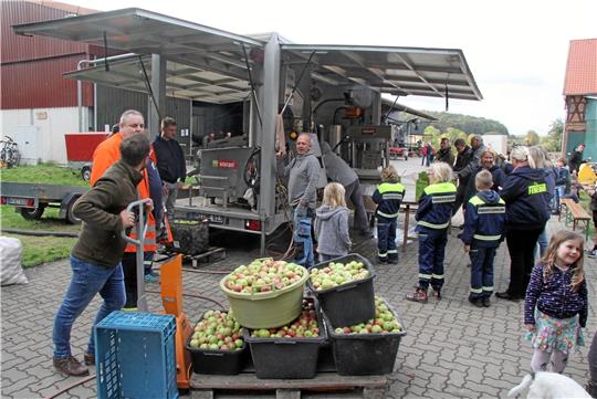Auf dem Hof Vorlop in Gielde während der Aktion des Bürgervereins richtig was los, als hier die mobile Mosterei Station macht.  Foto: Hohaus