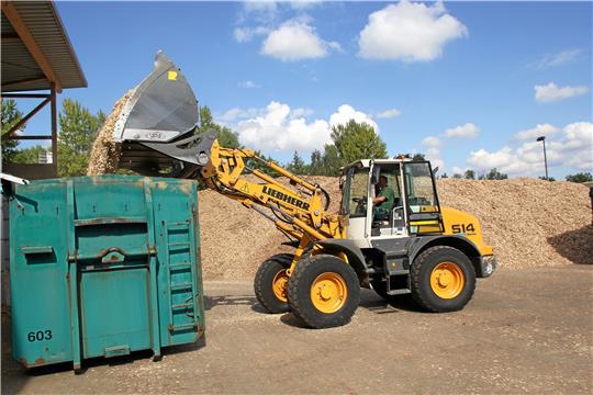 Auf dem Hof der Firma Holz Reimann werden die Holzhackschnitzel verladen, bevor diese weiterverarbeitet werden. Fotos: Fricke