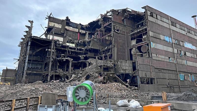 Auf dem Hüttengelände soll die Aufbereitungsanlage dort entstehen, wo jüngst große Hallen abgerissen wurden. 