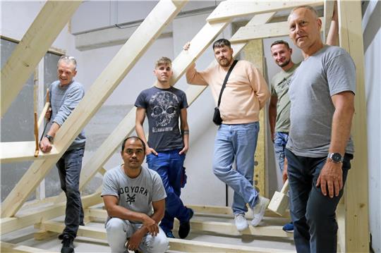 Auf dem Inn-tegrativ-Gelände bauen die Teilnehmer ihren eigenen Dachstuhl. Foto: Hartmann
