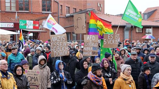 Auf dem Jacobsonplatz demonstrieren Hunderte Menschen gegen Rechtsextremismus. Foto: Neuendorf