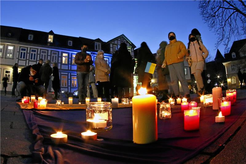 Auf dem Jakobihof zeigen Menschen ihr Mitgefühl gegenüber der Ukraine. Dies fördere das Gefühl der Selbstwirksamkeit und damit der Kontrolle, erklärt die Psychologin.  Archivfoto: Epping
