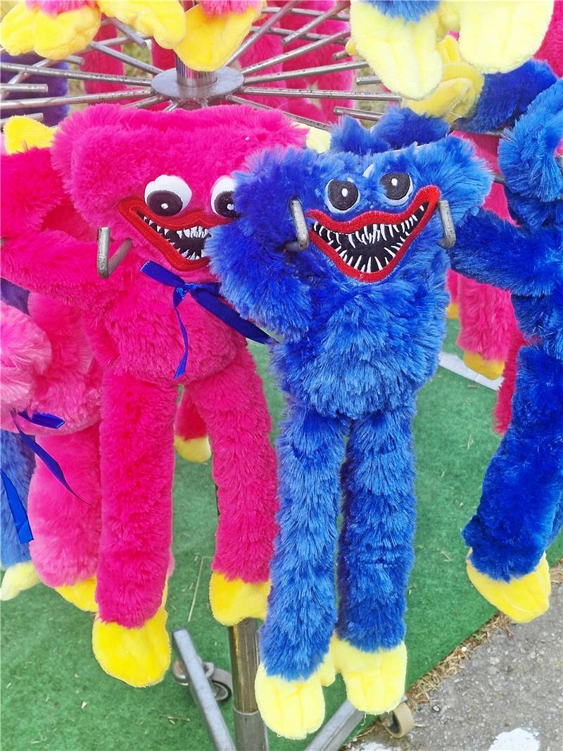 Einladung zum Gucken und Stöbern Auf dem Krammarkt führt kein Weg an ihnen vorbei: Die fies grinsenden Monster in grellen Farben stammen aus einem umstrittenen Handyspiel und überfluten die Stände. Foto: Sowa
