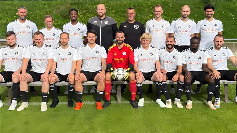 Auf dem Mannschaftsfoto des SV Hahndorf fehlen noch eine ganze Reihe Spieler des 22 Kicker umfassenden Kaders.