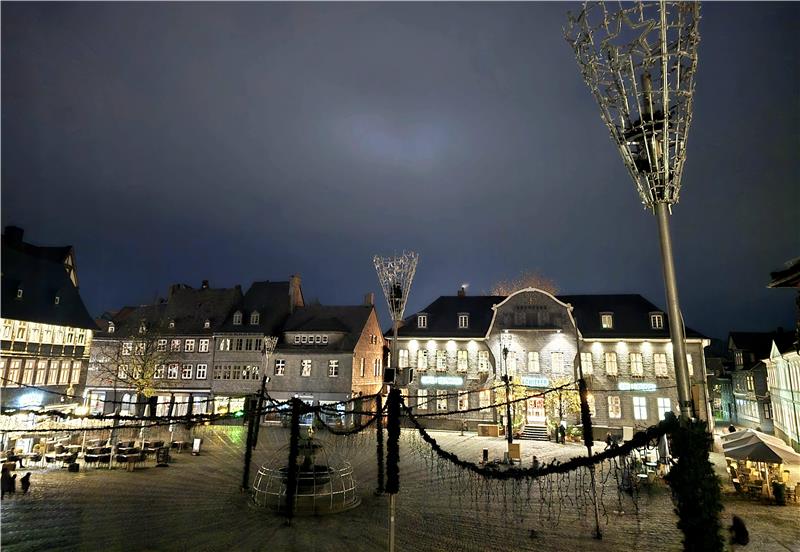 So langsam verwandelt sich Goslar in eine Adventsstadt Auf dem Marktplatz haben die Arbeiten für den Weihnachtsmarkt begonnen.