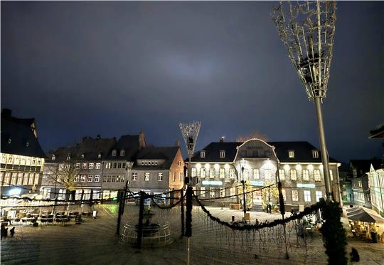 Auf dem Marktplatz haben die Arbeiten für den Weihnachtsmarkt begonnen.
