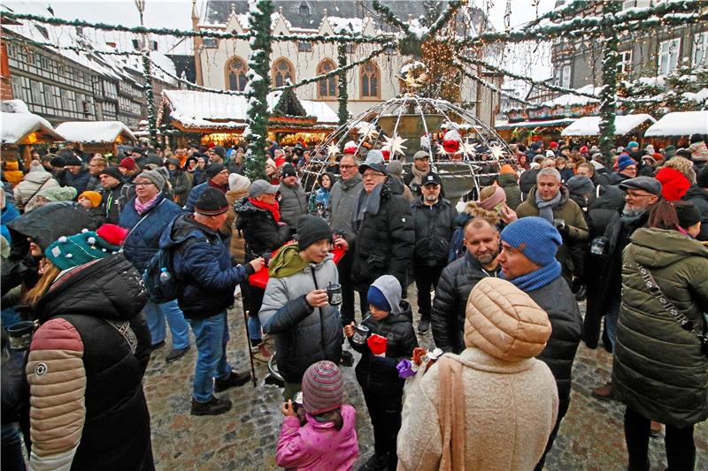 Auftakt nach Maß beim Weihnachtsmarkt in Goslar Auf dem Marktplatz herrscht schon am Samstagmittag Platznot. Foto: Epping