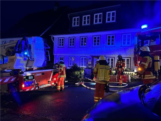 Auf dem Marktplatz in Lautenthal hat am frühen Mittwochmorgen eine Wohnung gebrannt. Foto: Feuerwehr Lautenthal