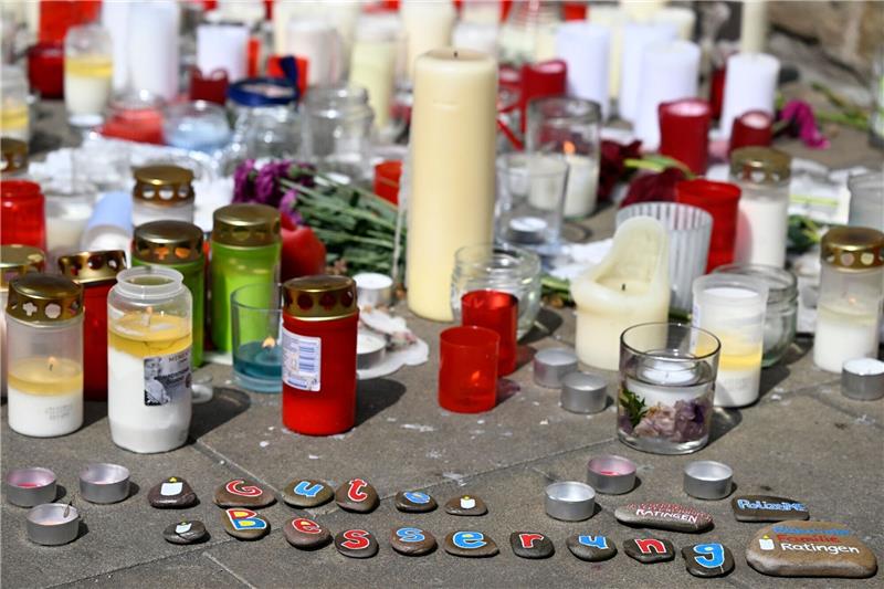 Ratingen: Handschriftlich verfasste Zettel gefunden Auf dem Marktplatz vor der Kirche in Ratingen wird der Opfer gedacht.
