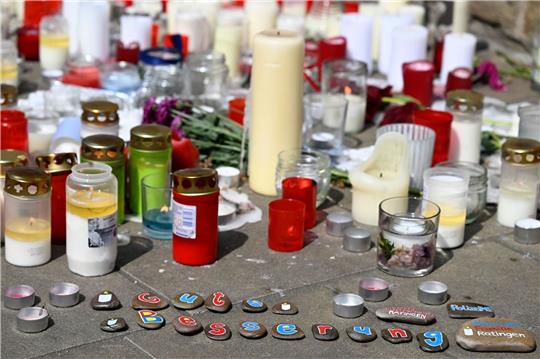 Auf dem Marktplatz vor der Kirche in Ratingen wird der Opfer gedacht.