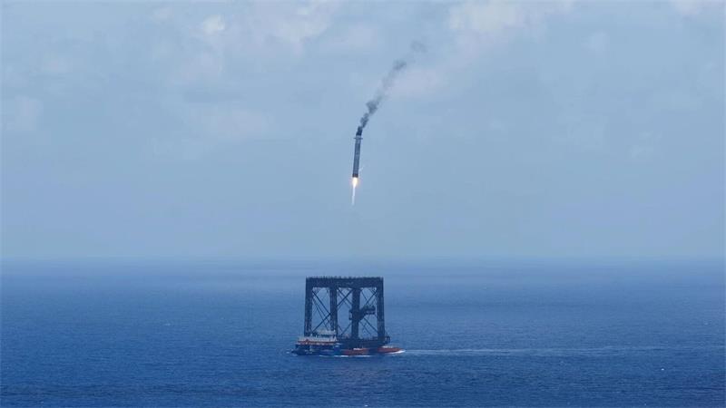 Auf dem Meer wird eine Stufe der neuen Rakete „Langer Marsch 10B“ aufgefangen.