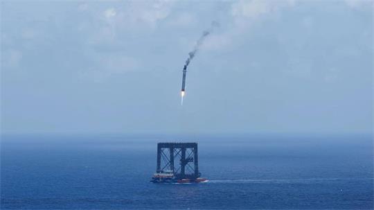 Auf dem Meer wird eine Stufe der neuen Rakete „Langer Marsch 10B“ aufgefangen.