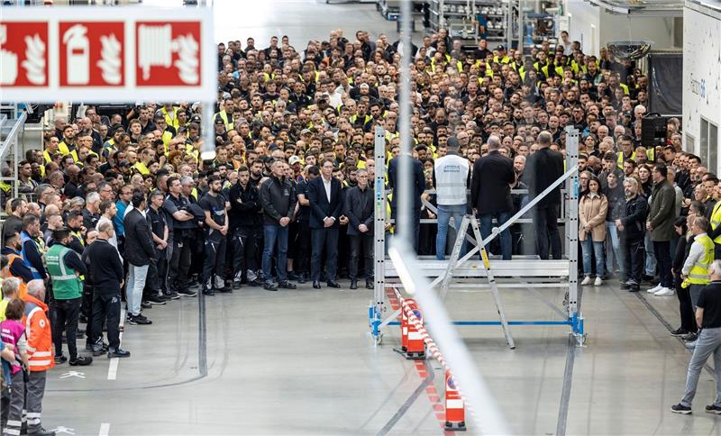Schüsse in Mercedes-Werk - Mitarbeiter gedenken der Opfer Auf dem Mercedes-Benz-Werksgelände in Sindelfingen findet eine Schweigeminute für die Opfer statt.