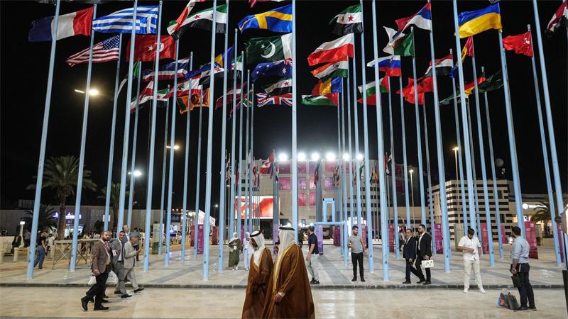 Auf dem Messegelände in Damaskus sind während der Eröffnungsfeier der 63. Internationalen Messe von Damaskus Menschen unterwegs.