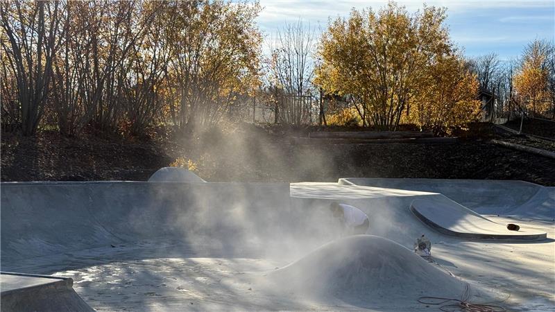 Auf dem Multifunktionsplatz, auf dem der Stadtjugendpfleger auch tätig sein soll, entsteht derzeit auch eine Skateranlage. Es ist eine asphaltierte Piste mit Baustaub zu sehen. Die Mitarbeiter der Baufirmen sind gerade dabei, die einzelnen Elemente zu installieren.