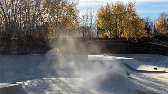 Auf dem Multifunktionsplatz, auf dem der Stadtjugendpfleger auch tätig sein soll, entsteht derzeit auch eine Skateranlage. Es ist eine asphaltierte Piste mit Baustaub zu sehen. Die Mitarbeiter der Baufirmen sind gerade dabei, die einzelnen Elemente zu installieren.
