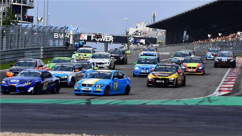 Auf dem Nürburgring gab es nach dem Start einen schweren Unfall mit mehreren Autos.