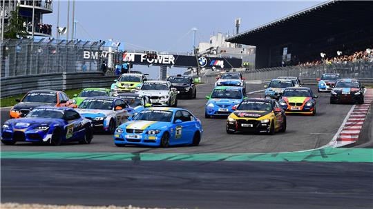 Auf dem Nürburgring gab es nach dem Start einen schweren Unfall mit mehreren Autos.
