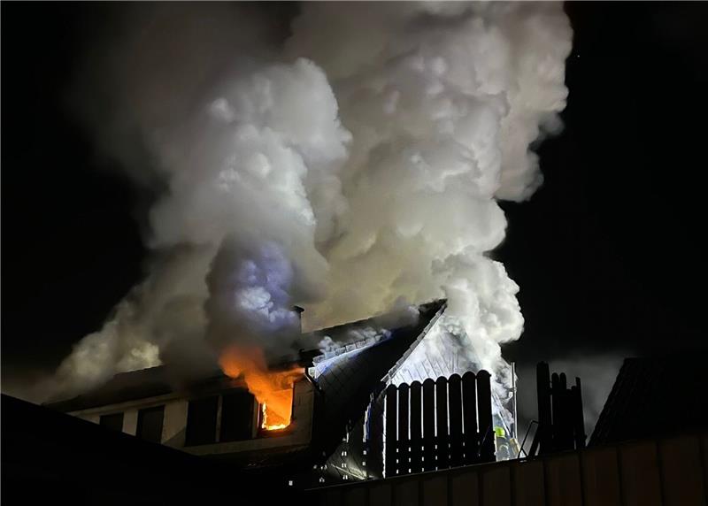 Auf dem Obergeschoss des Wohnhauses an der „Neuen Heimat“ schlagen Flammen. Foto: Feuerwehr Braunlage