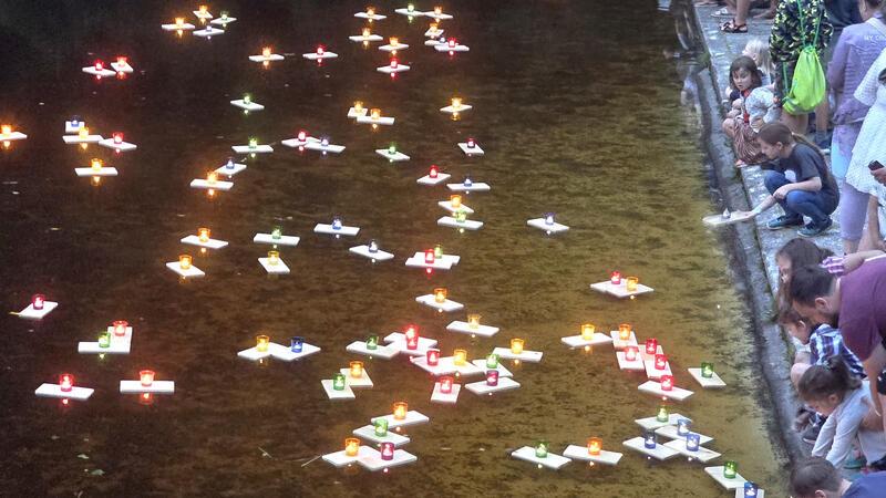 Seifenblasenkünstler verzaubert beim Altenauer Lichterfest Auf dem Okerteich ziehen bunte Lichtschiffchen ihre Bahnen. Laut Veranstaltern soll diese Aktion künftig zur Tradition werden.