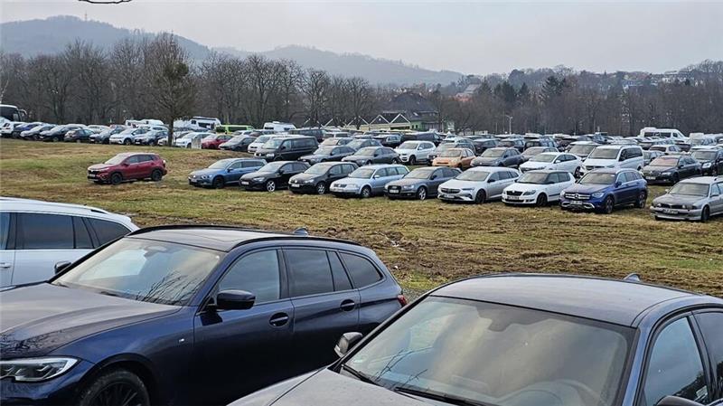 Auf dem Osterfeld-Parkplatz gibt es am Samstag und am Sonntag kaum noch freie Parkplätze.