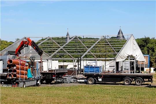 Auf dem Osterfeld wird fleißig gebaut, um pünktlich zum Start des Volks- und Schützenfestes alles fertiggestellt zu haben. Foto: Epping