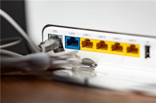 Auf dem Papier klingt der Internetvertrag großartig, in der Praxis hingegen hakt es gewaltig? Ist das der Fall, so haben die Bundesbürger seit Dezember 2021 einen Anspruch auf geringere Zahlungen an ihren Internetanbieter.