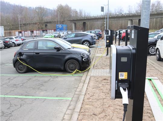 Auf dem Parkplatz West der Chemetall in Langelsheim stehen 12 Ladesäulen für Betriebsangehörige zur Verfügung. Fotos: Neddermeier