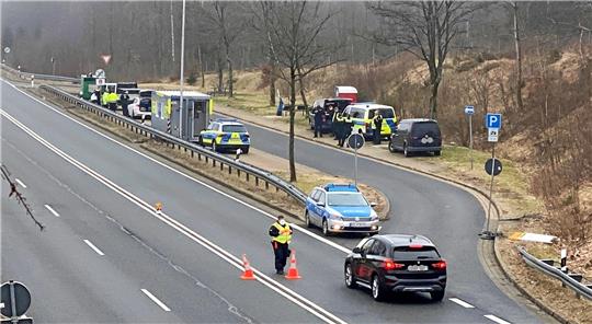 Auf dem Parkplatzen zwischen den B4-Abfahrten Nord und Mitte haben die Polizeibeamten am Mittwochnachmittag eine Kontrollstelle eingerichtet.  Foto: Polizei