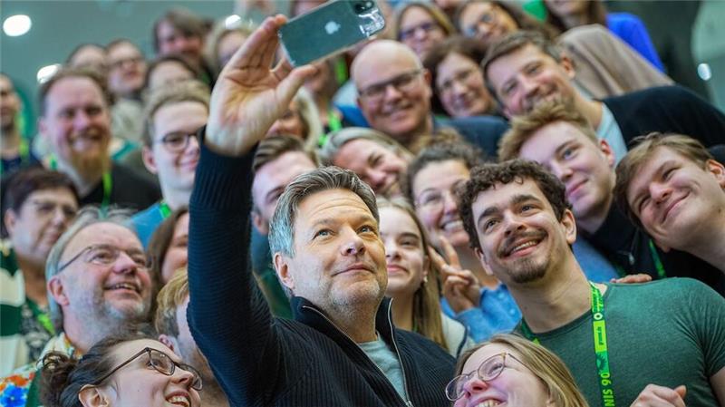 Auf dem Parteitag findet Robert Habeck, Bundesminister für Wirtschaft und Klimaschutz und Kanzlerkandidat der Grünen, Zeit für ein Selfie mit Delegierten aus seinem Heimatverband Schleswig-Holstein.