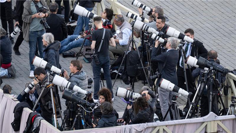 Schwarzer Rauch: Noch kein neuer Papst gewählt Auf dem Petersplatz warten Journalistinnen und Journalisten gespannt auf das erste Rauchzeichen aus der Sixtinischen Kapelle.
