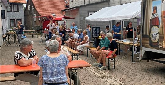 Auf dem Platz vor der Rathaus-Scheune hat Kult die Location für die erste Station seiner Kult-Tour hergerichtet. In der Scheune können die Besucher in der schwülen Hitze des Samstags sogar ein richtig kühles Plätzchen finden. Es nutzen nur wenige. Fotos: Nachtweyh (3), Jung (1)