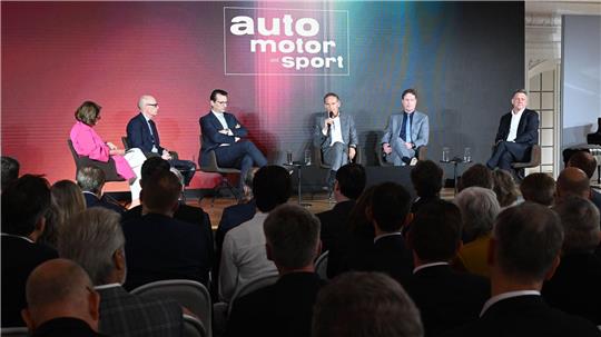 Auf dem Podium: Porsche-Chef Michael Leiters (2.v.l-r), BMW-Chef Milan Nedeljković, VW-Chef Oliver Blume, Mercedes-Chef Ola Källenius und Audi-Chef Gernot Döllner. 