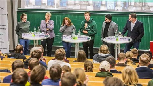 Auf dem Podium diskutieren (v.l.) Karoline Otte, Frauke Heiligenstadt, Peggy Plettner-Voigt, Constantin Weigel, Ali Abo-Hamoud und Waldemar Rau.