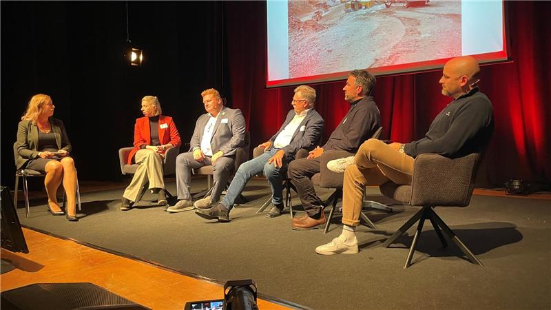 Goslarer Kraftraum: Locker im Kopf und mutig bleiben Auf dem Podium gehen (v.l.) Moderatorin Veronika Raguse, Janna von Pupka, Tom Rösgen, Uwe Lohmann, Lars Wiedemann und Sven Göth in den Dialog.