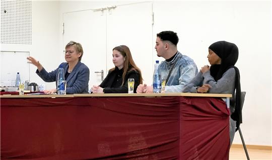 Auf dem Podium sitzen (v.l.) Frauke Heiligenstadt, Aimee Bergmann, Sakr Noun und Mildred Wilson. Foto: Skuza