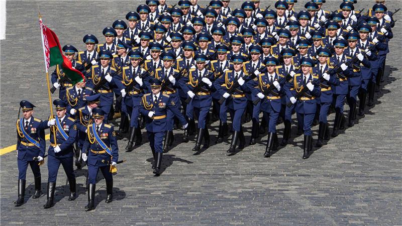 Parade im Krieg - Putin feiert Sieg über Nazideutschland Auf dem Roten Platz marschierten nach offiziellen Angaben 11.500 Soldaten auf.