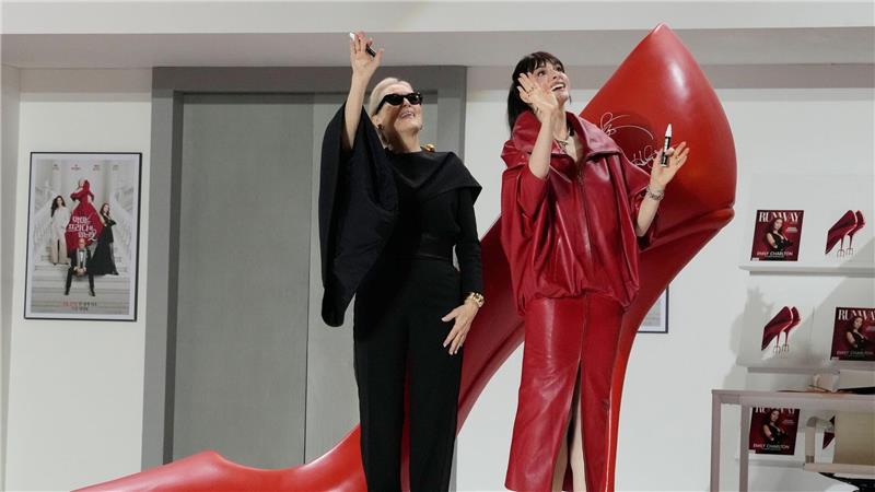 Auf dem Roten Teppich: Die Schauspielerinnen Meryl Streep (l) und Anne Hathaway winken bei der Premiere „Der Teufel trägt Prada 2“.