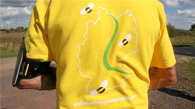 Auf dem Rücken seines Shirts wirbt Kretschmar für den Staffellauf am Grünen Band – das Markenzeichen des Imkers ist die Biene.