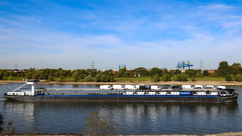 Nach Sandbank-Malheur: Frachtschiff schafft es auf den Rhein Auf dem Schiff sind jetzt deutlich weniger Mercedes-Sprinter als zuvor.