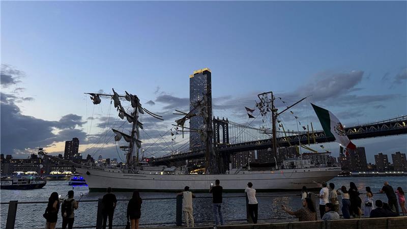 Segelschiff prallt gegen Brooklyn Bridge - Zwei Tote Auf dem Schiff spielten sich dramatische Szenen ab.