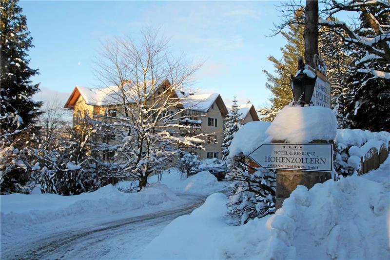 Auf dem Schild zur Hotelzufahrt steht bei der Residenz Hohenzollern zwar noch „Ambiente“, doch die Einrichtung gehört jetzt zu den Sonnenhotels.  Foto: Eggers