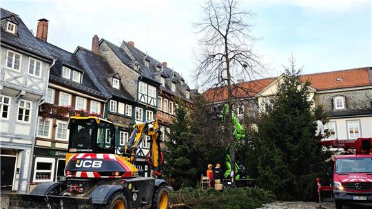 Auf dem Schuhhof werden die Bäume aufgestellt. 